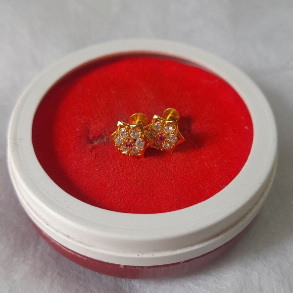 Beautiful new shaining stone desiner studs - Picture 7 of 15